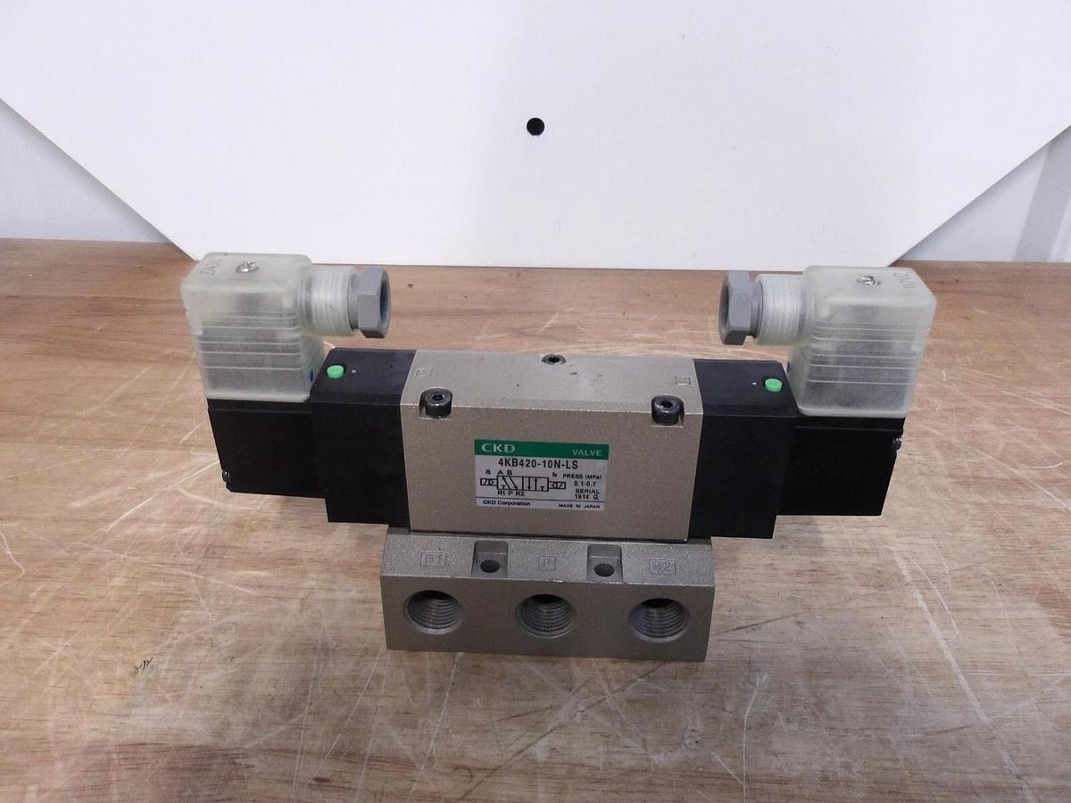 Used CKD 4KB420-10N-LS PNEUMATIC SOLENOID VALVE, #371248G NEW