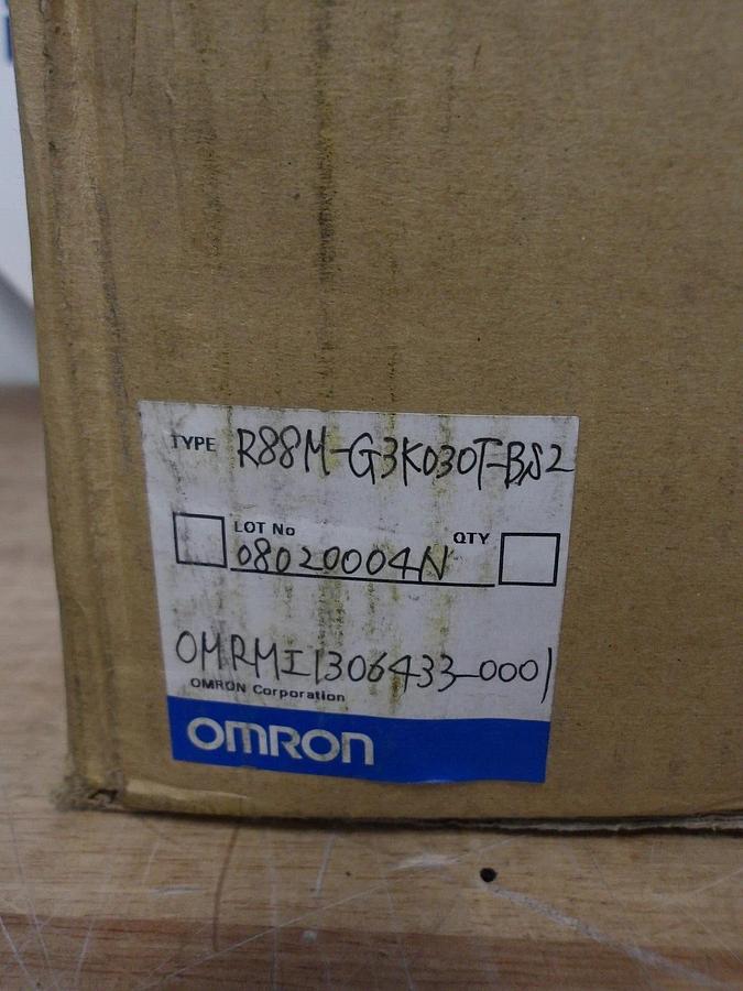 OMRON AC SERVO MOTOR R88M-G3K030T-BS2, #326250G NIB