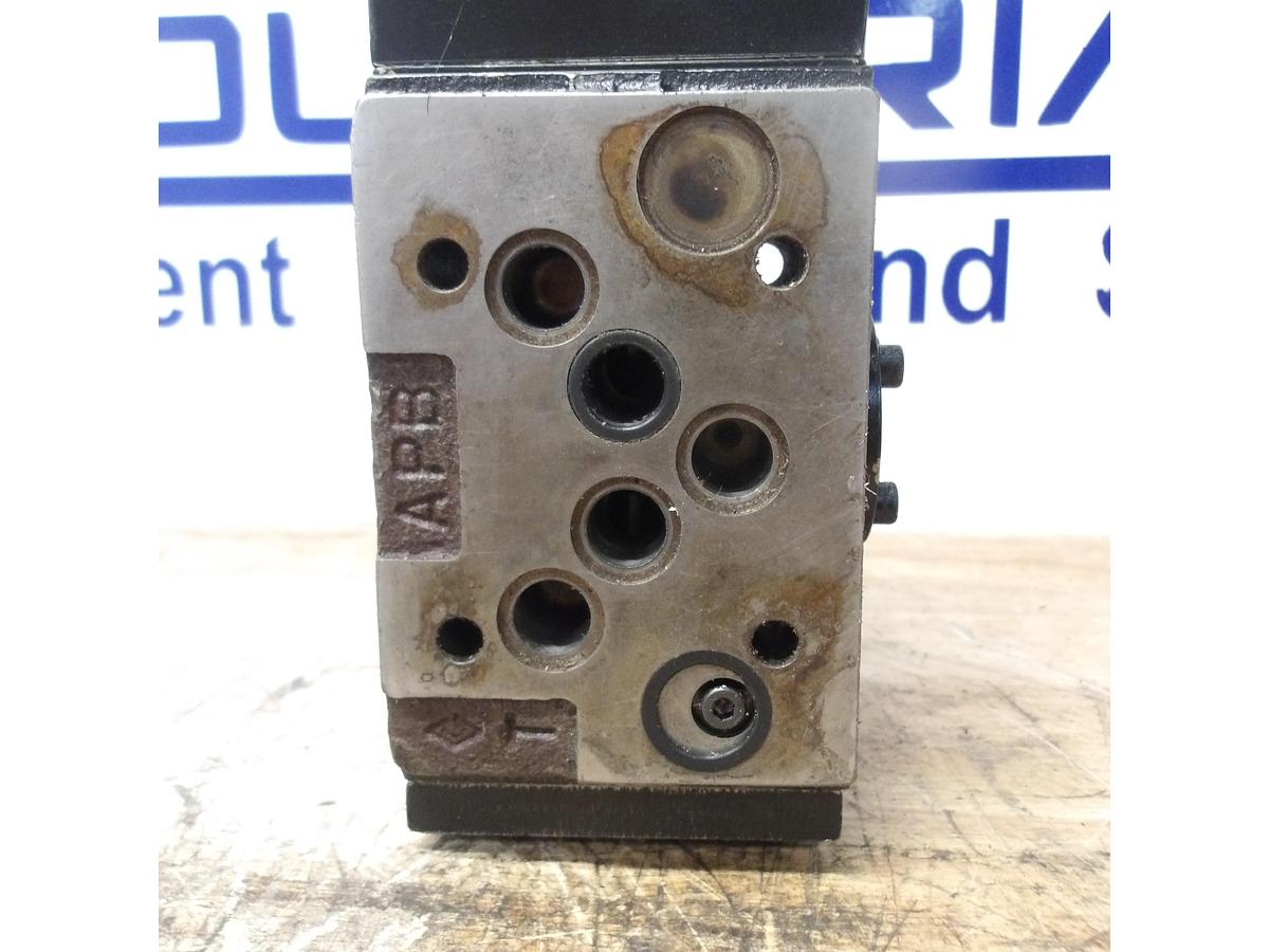 Used MOOG 641-204B PROPORTIONAL SERVO VALVE, #911033G USED