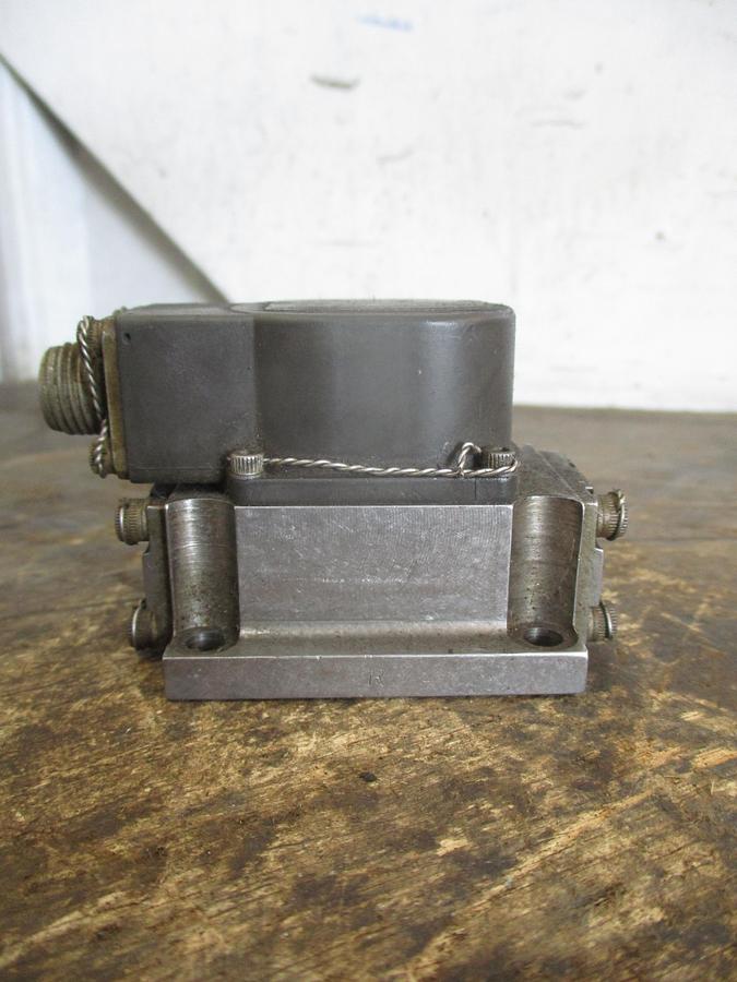 Used MOOG 31-393 HYDRAULIC VALVE