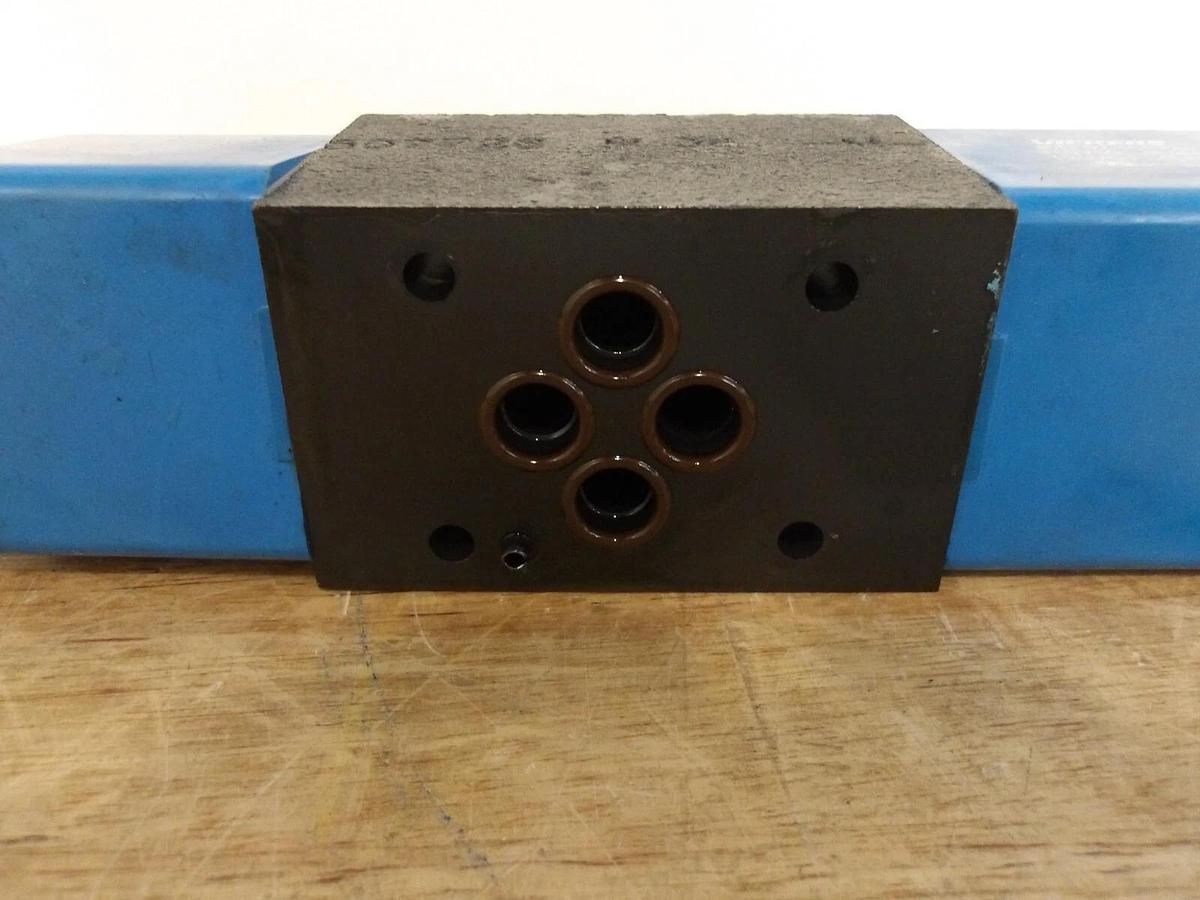 Used VICKERS EATON DG4V-3S-6C-M-4-B5-60 HYDRAULIC SOLENOID VALVE, #226143G NEW