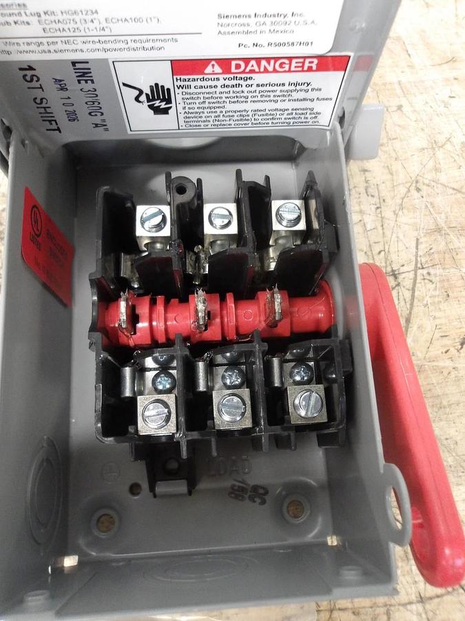 Used SIEMENS 30 AMP ENCLOSED SWITCH 240VAC/250VDC, #771003G NEW