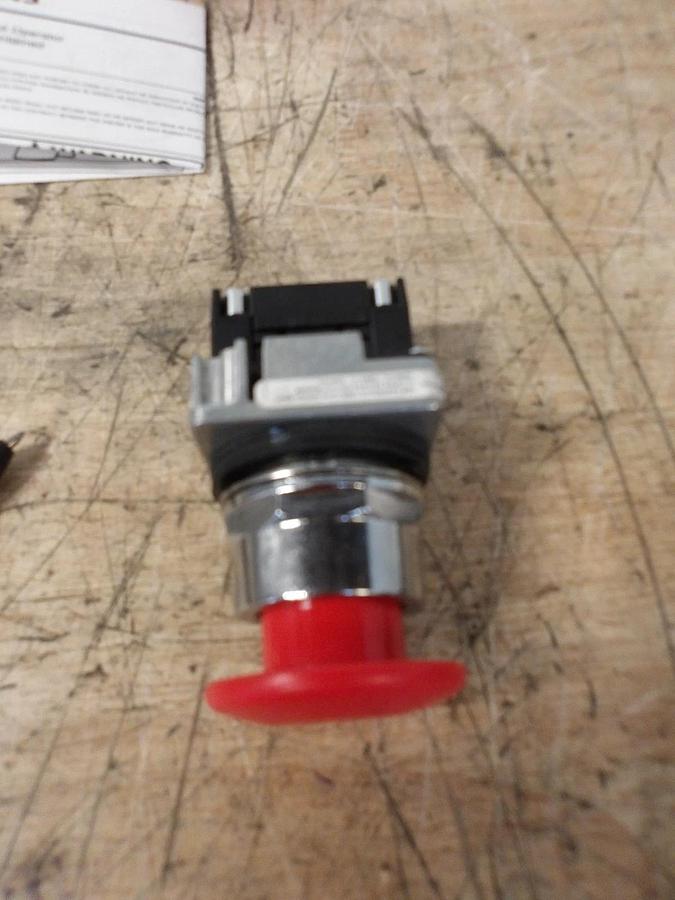 Used SIEMENS 52PP2W2A PUSH PULL STOP SWITCH, #77303G NEW