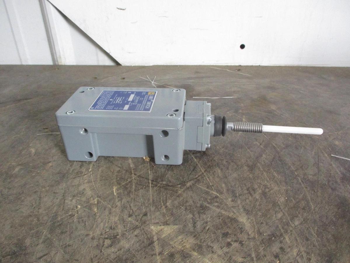 SQUARE D 9007CR61J LIMIT SWITCH, #33239J NIB