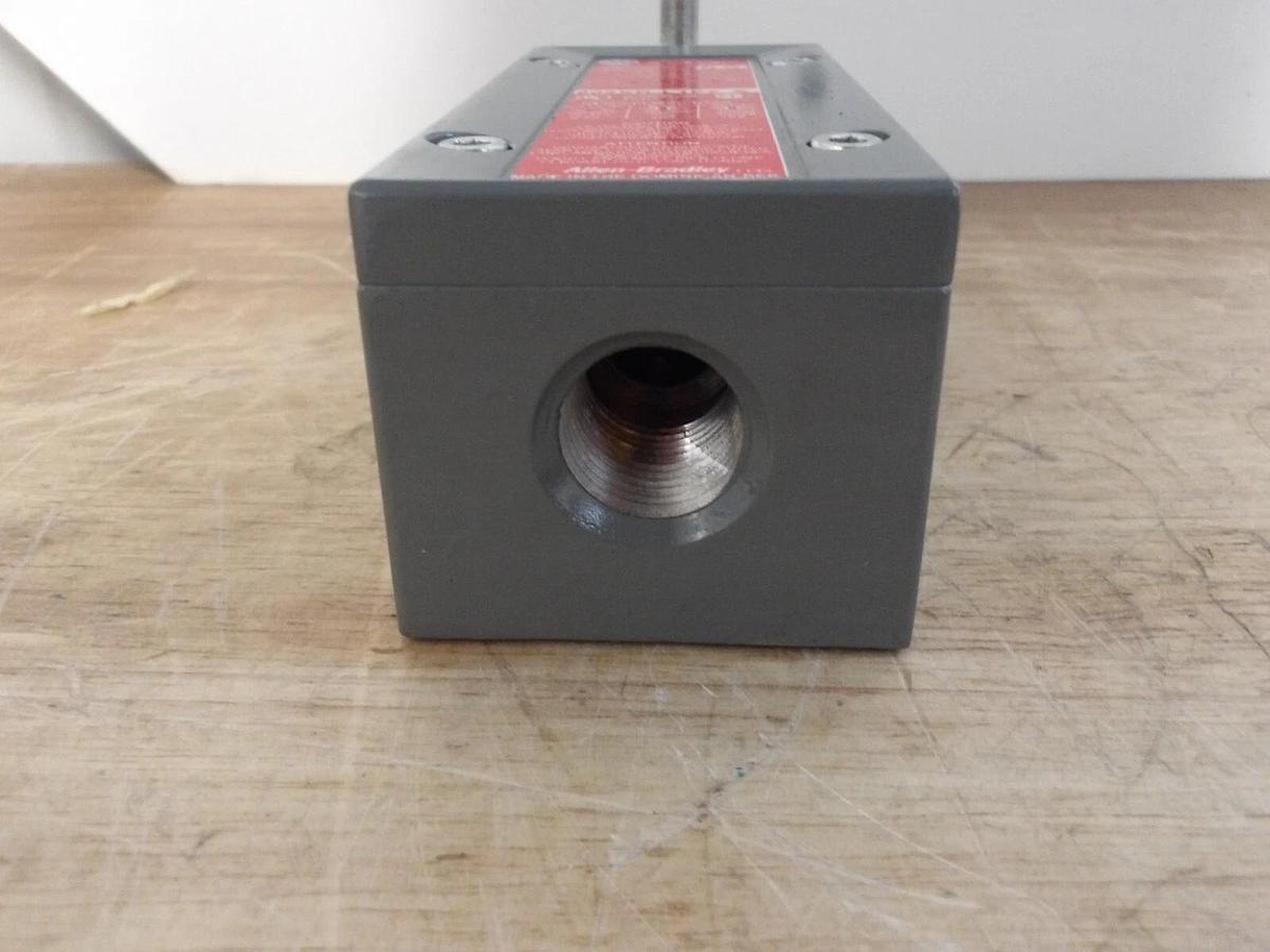 Used ALLEN BRADLEY 802XR-L1F7 A INTERRUPTEUR LIMIT SWITCH, #3201035G NEW