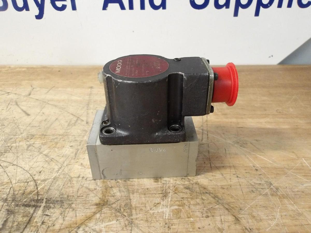 Used MOOG 211A-510-5 SERVO VALVE (LOT OF 2) #8141118G PARTS ONLY