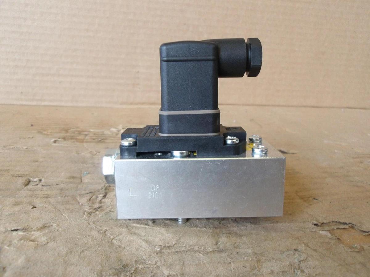 Used GARDNER A11436974 DIFFERENTIAL SOLENOID SWITCH, #85225G NEW