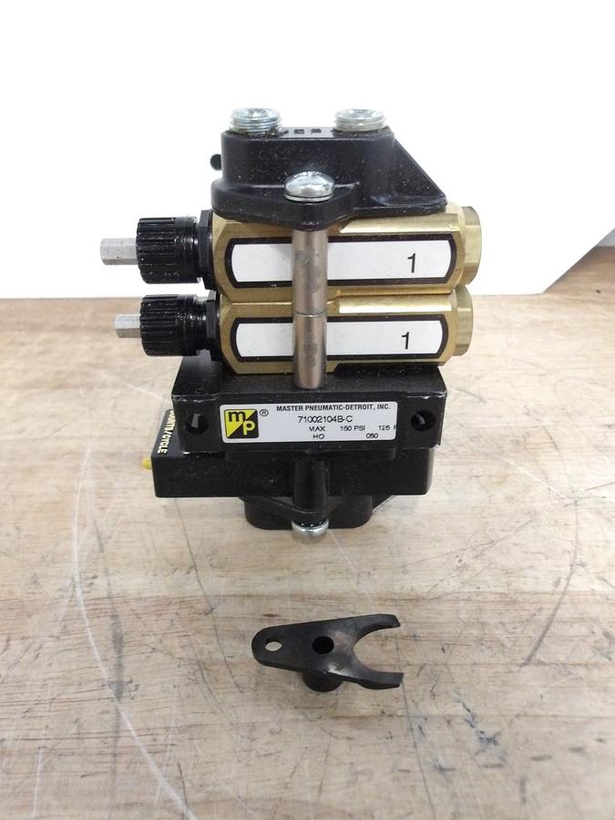 MASTER PNEUMATICS 71002104B-C VALVE, #5201138G NIB