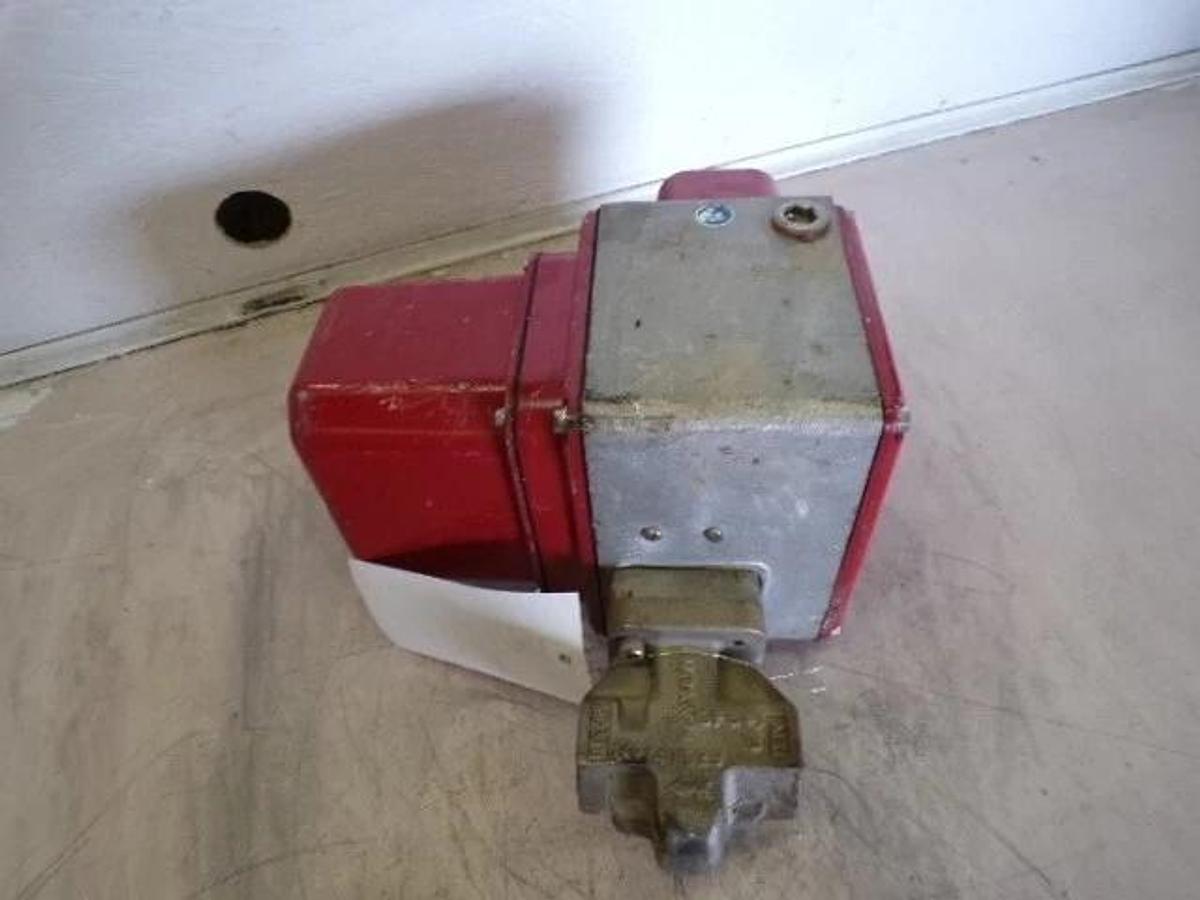 Used MAXON "STO" VENT VALVE 100SMA21-AA52-BB13B0, #42921L USED