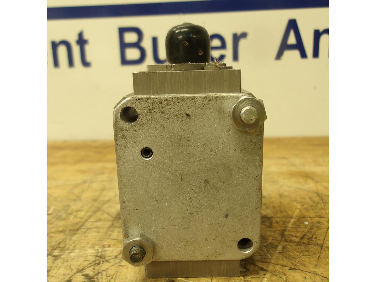 Used CADILLAC GAGE CO. F026-398A SERVO VALVE