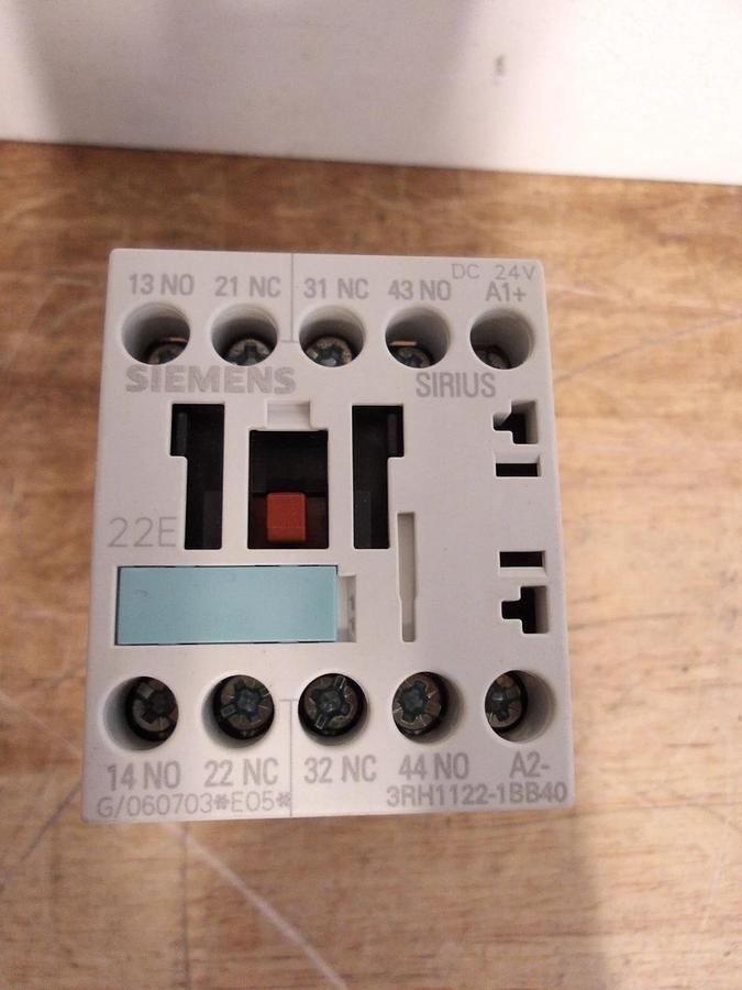 SIEMENS 3RH1122-1BB40 CONTROL RELAY (LOT OF 2) #521147G NIB