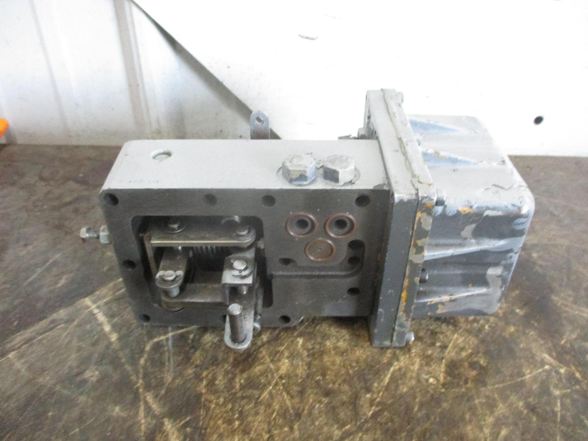 Used SAUER DANFOSS V7058A SERVO VALVE ASSEMBLY