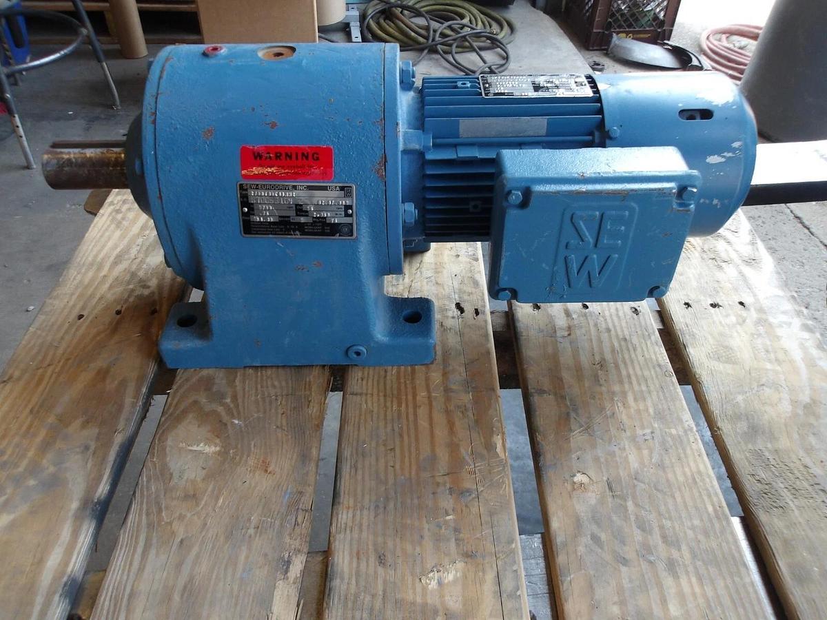 Used SEW EURODRIVE R70DT88K48NNR GEARMOTOR, RATIO 104.60:1, 3/4 HP, #7111135G NEW