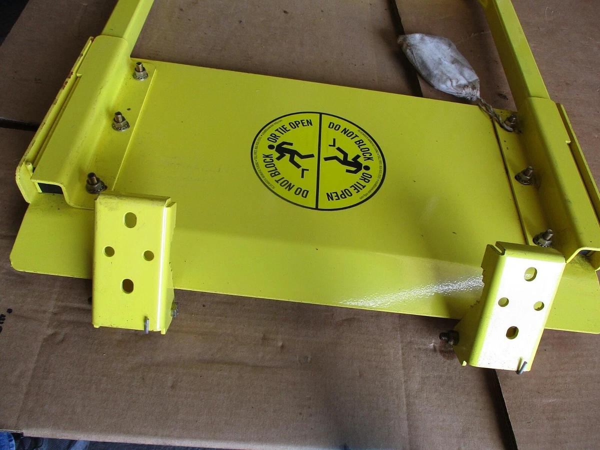Used BLUE WATER 27" SELF-CLOSING SAFETY GATE / GUARDDOG, #426156J NEW