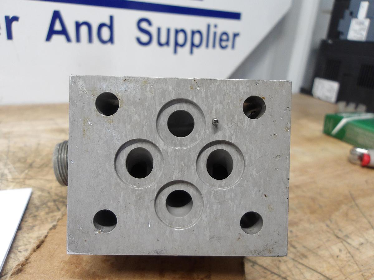 Used MOOG 77-519 SERVO VALVE, #831230G (PARTS ONLY)