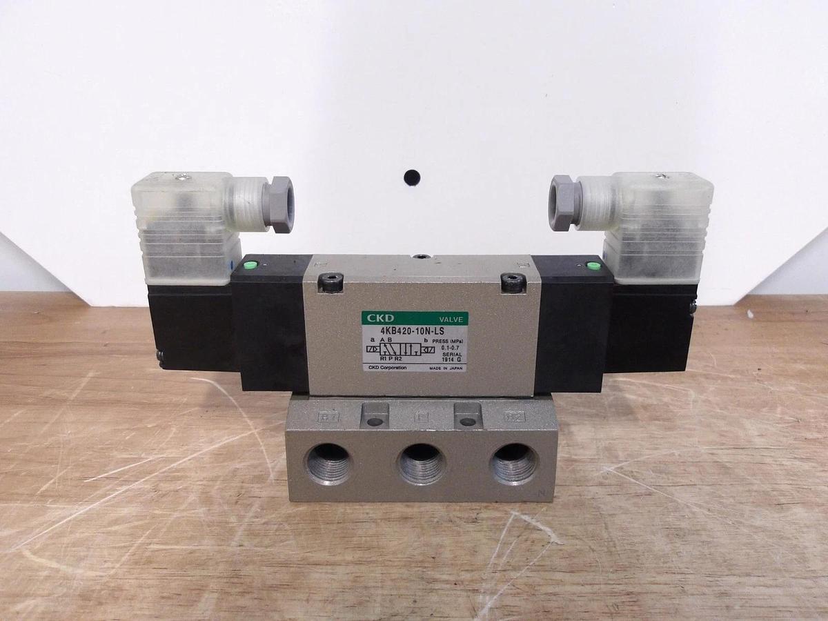 Used CKD 4KB420-10N-LS PNEUMATIC SOLENOID VALVE, #371248G NEW