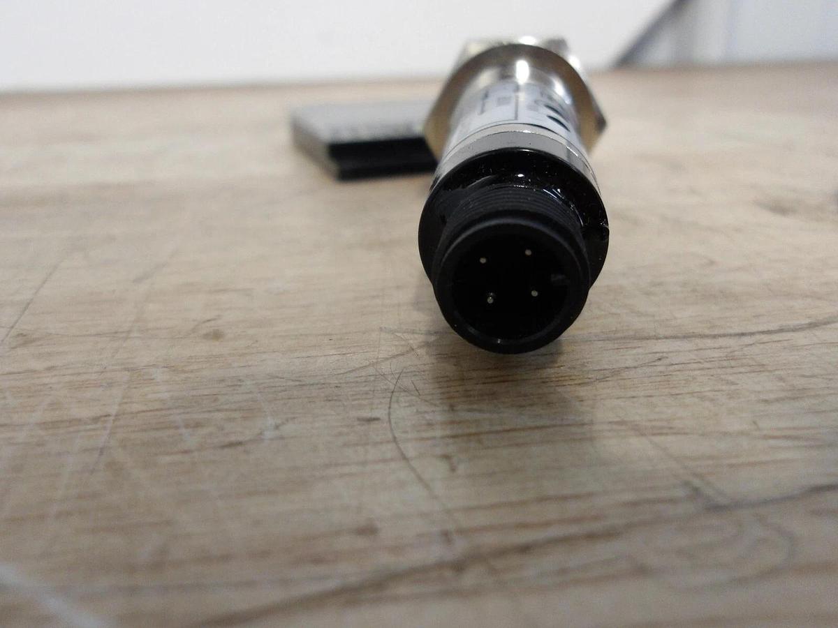 SICK VL180-P430 PHOTOELECTRIC SENSOR, #3251151G NIB