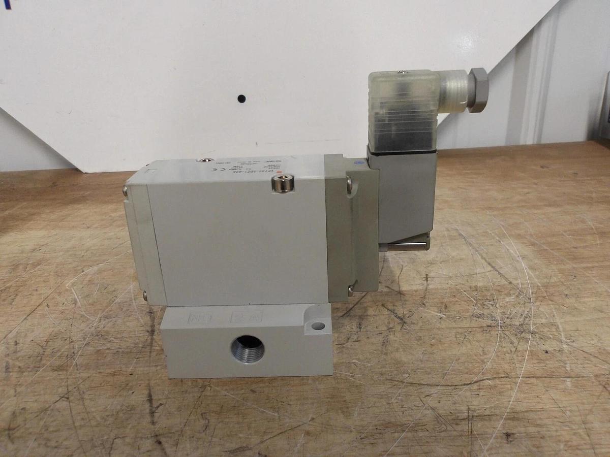 Used SMC VP744-5DZ1-03A PNEUMATIC SOLENOID VALVE, 24 VDC, #66208G NEW