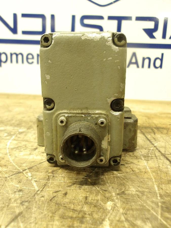 Used MOOG 71-103/M-7136 SERVO VALVE, #821930G USED