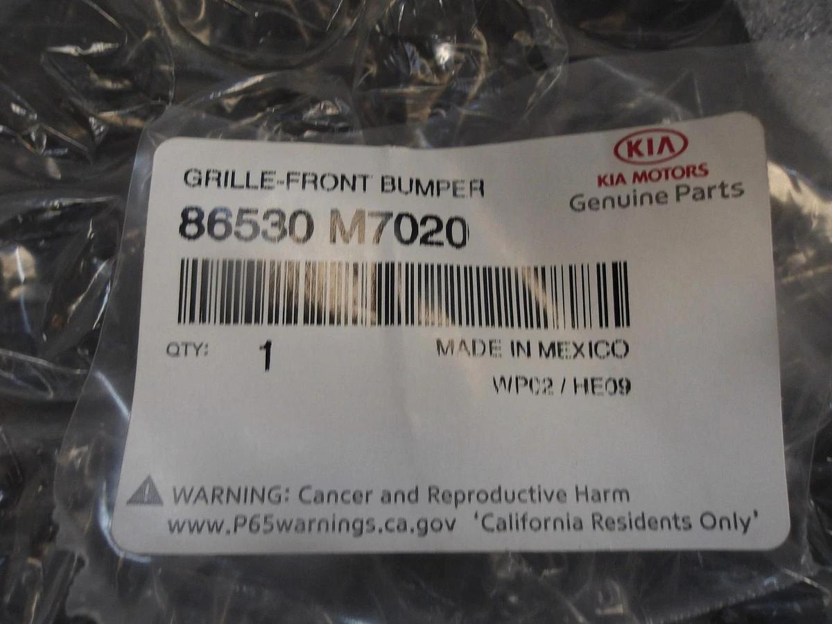 Used KIA 86530 M7020 GRILLE FRONT BUMPER COVER (BLACK), #926205G NEW (AS IS)