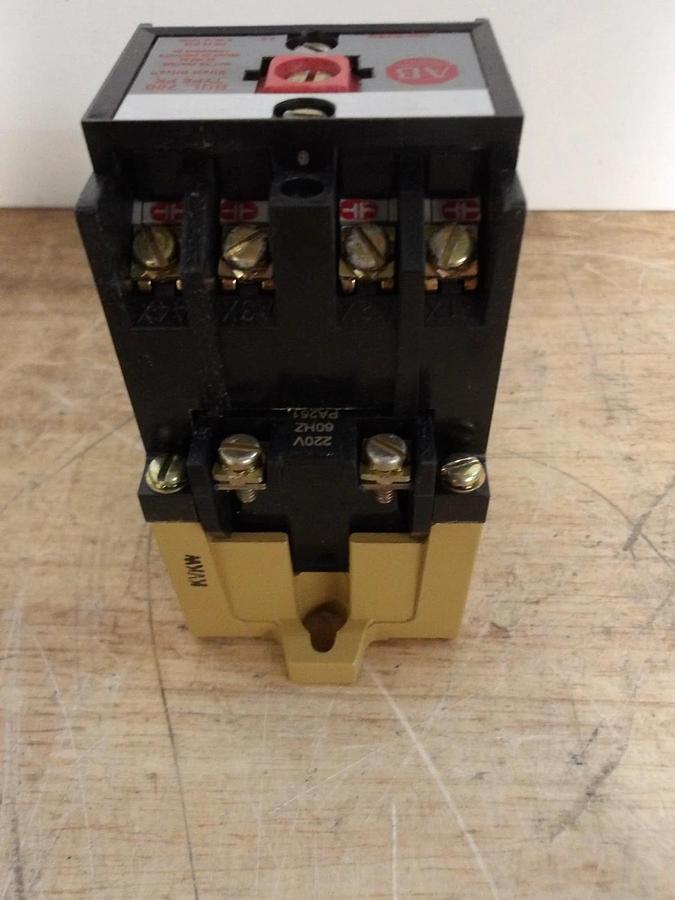 ALLEN BRADLEY 700-PK400A22 CONTROL RELAY, #521107G NIB
