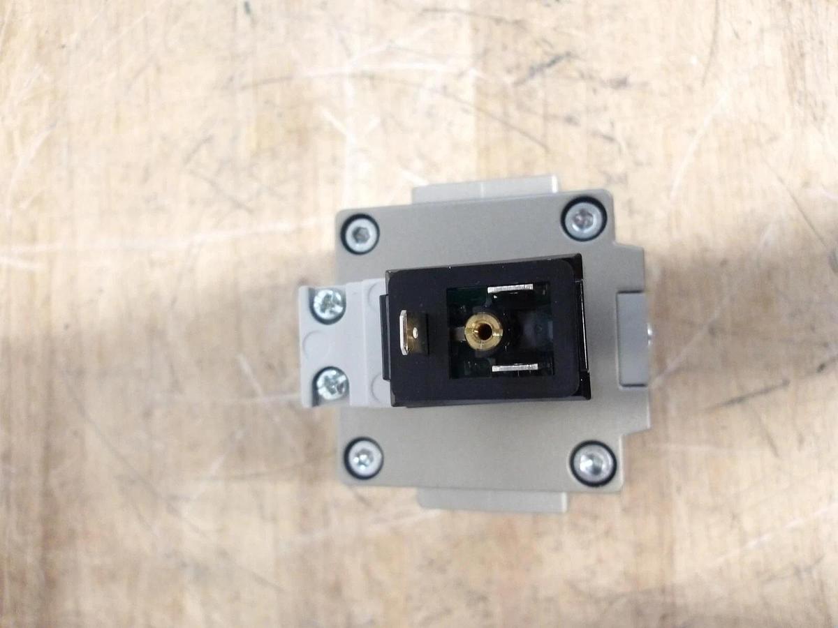 Used SMC VG342-5DZ-04NB SOLENOID VALVE 3/4", #530306G NEW
