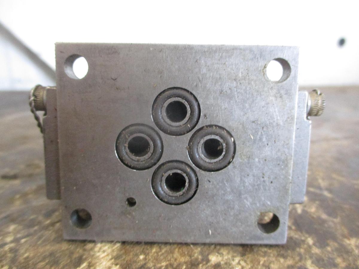 Used MOOG 31-393 HYDRAULIC VALVE