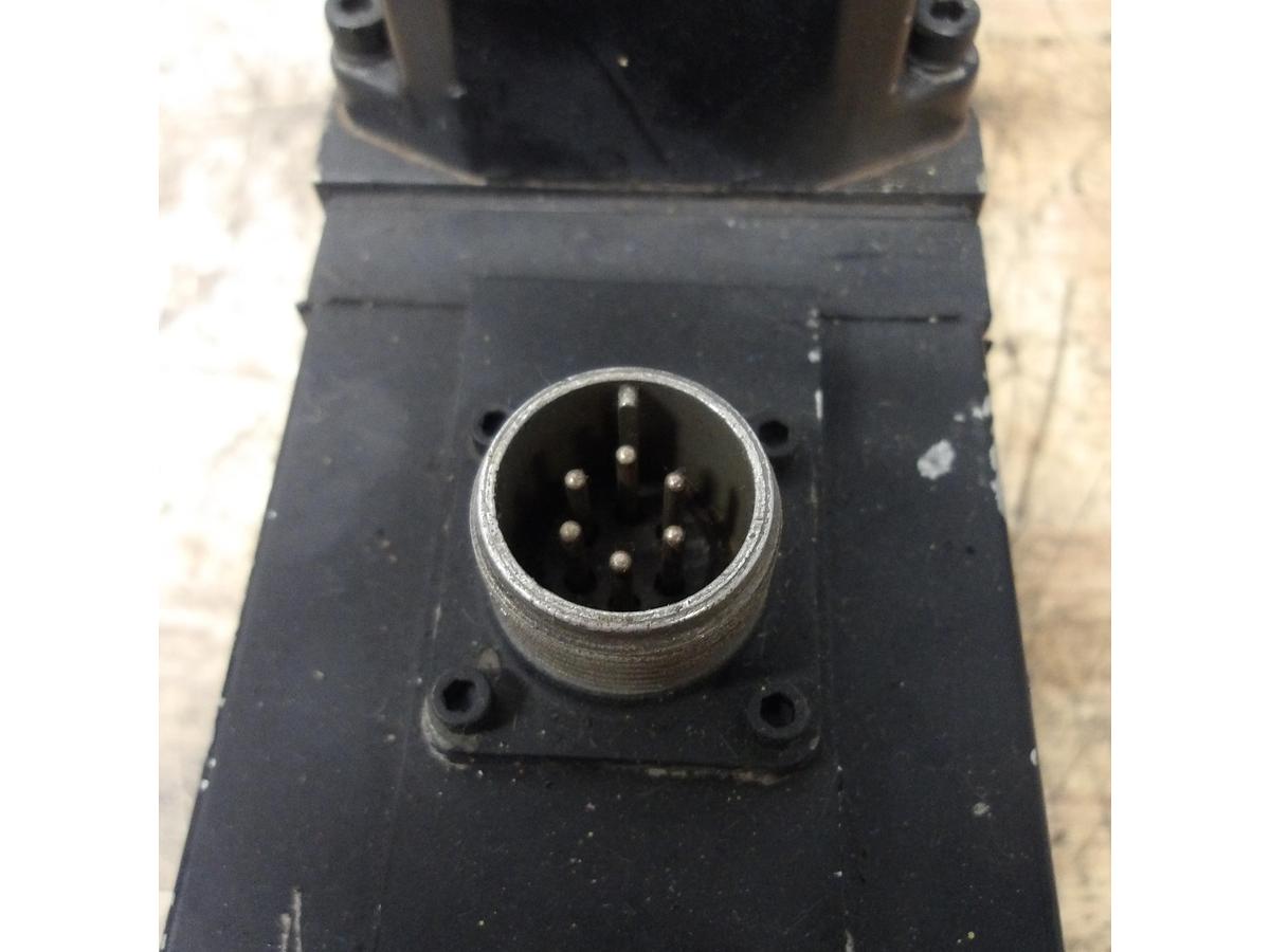 Used MOOG 641-210B SERVO VALVE, #911016G USED