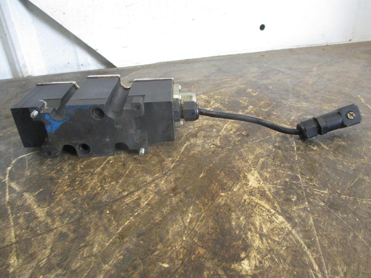 Used REXROTH R900924607 DIRECT-OPERATED PROPORTIONAL DIRECTIONAL VALVE