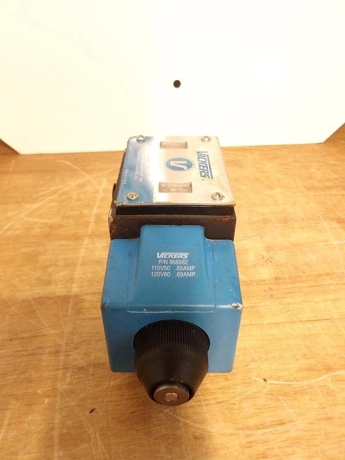 Used VICKERS DG4S4L-012N-B-60 HYDRAULIC CONTROL VALVE, #228231G NEW