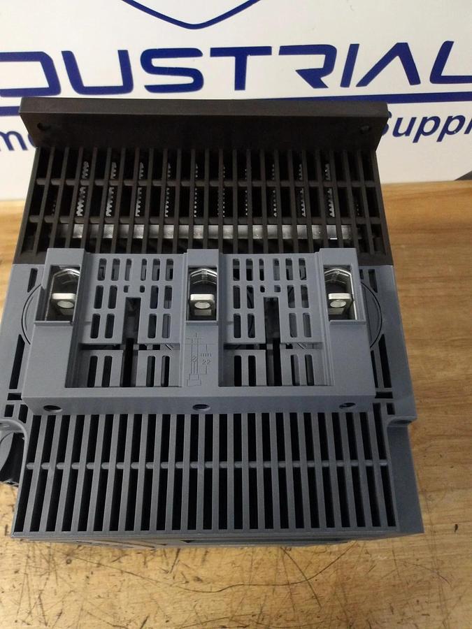 Used SIEMENS SIRIUS 3RW55 SOFT START, 10-30 HP, #1126300G NEW