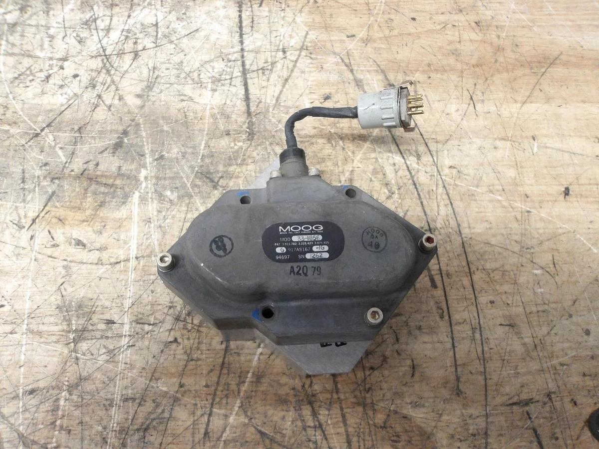 Used MOOG 33-185E SERVO VALVE, #8261125G USED