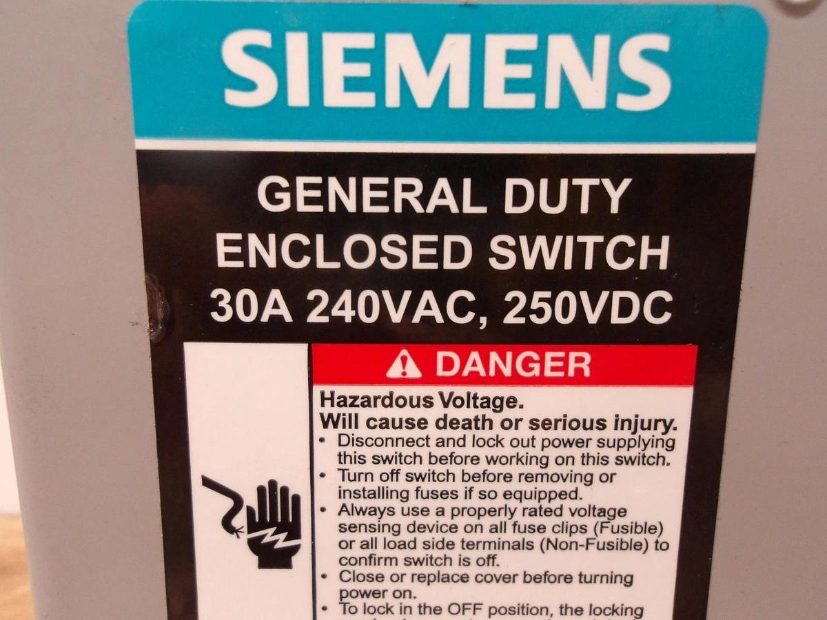 Used SIEMENS 30 AMP ENCLOSED SWITCH 240VAC/250VDC, #771003G NEW