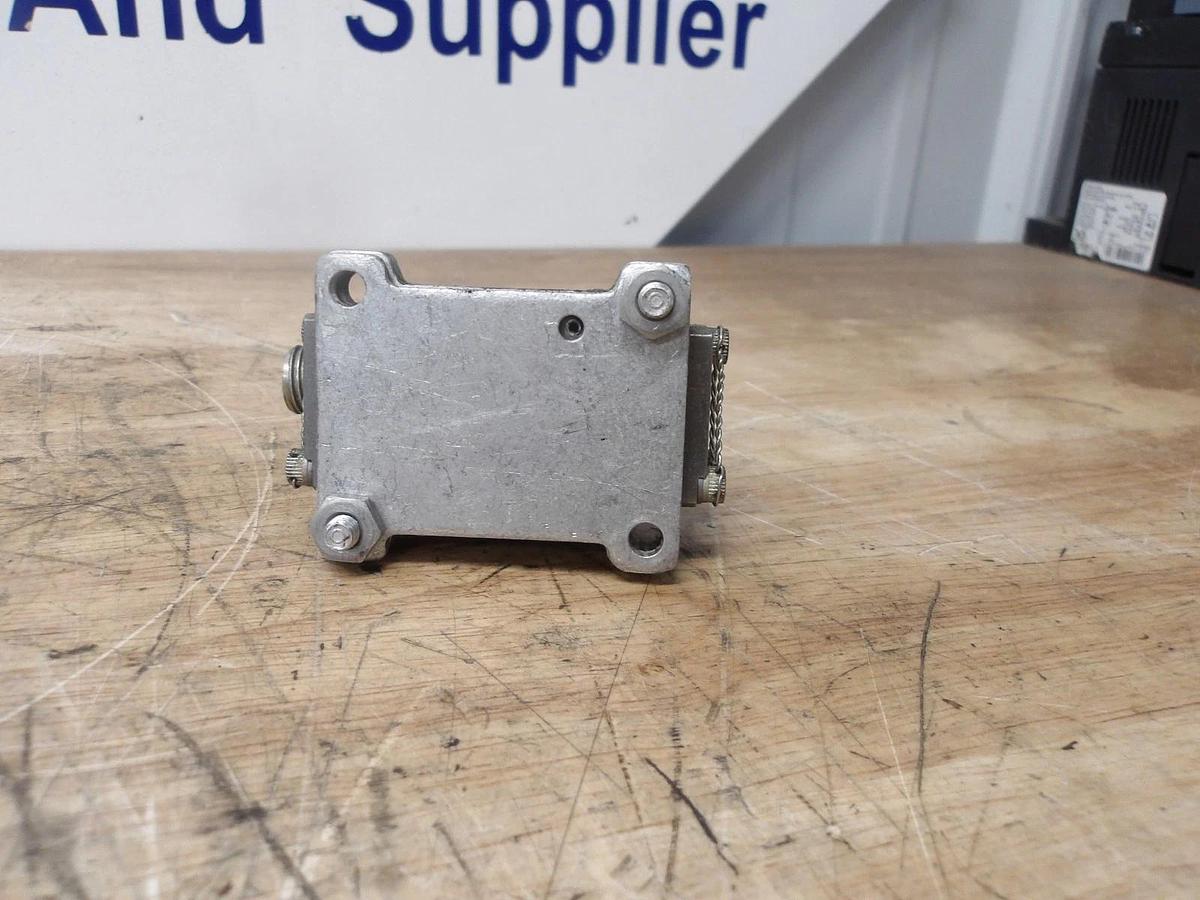 Used MOOG 010-28205/31-010A SERVO VALVE, #8261148G USED