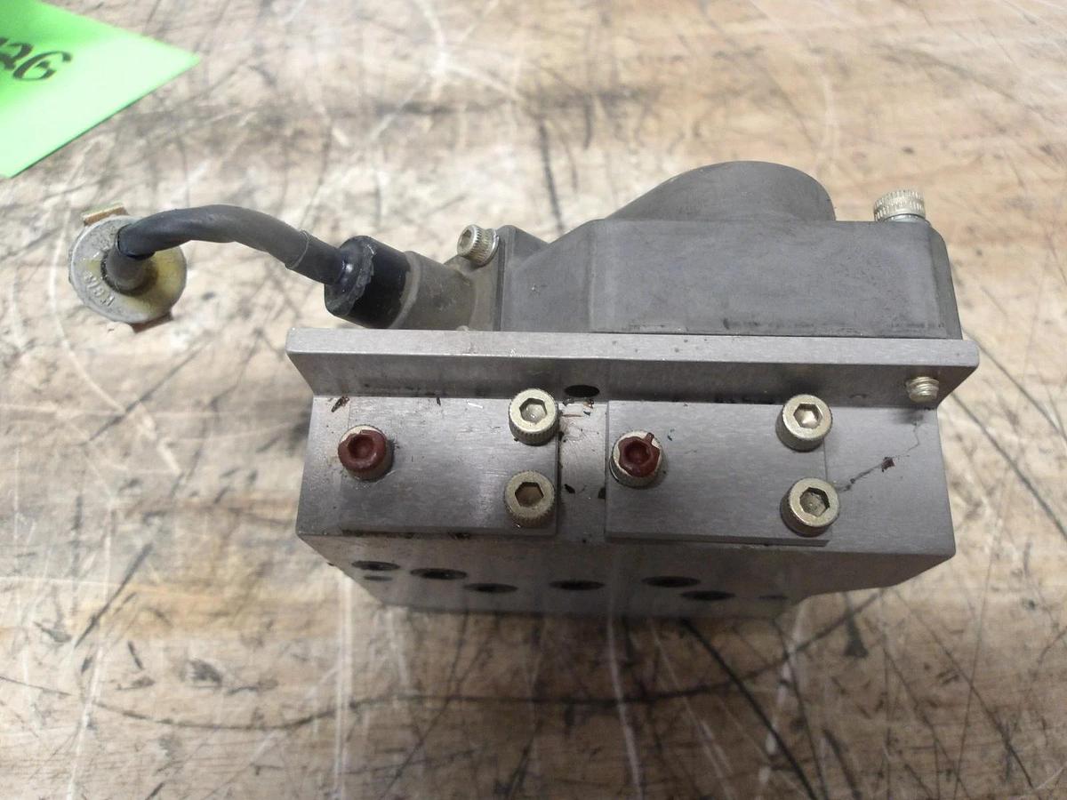 Used MOOG 33-185E SERVO VALVE, #8261125G USED