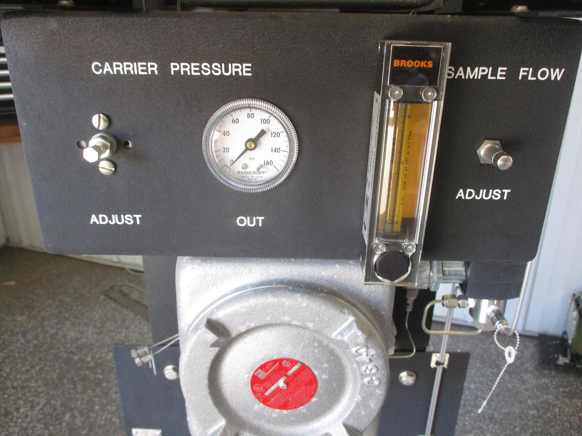 DANIEL M0N 2000 GAS CHROMATOGRAPH