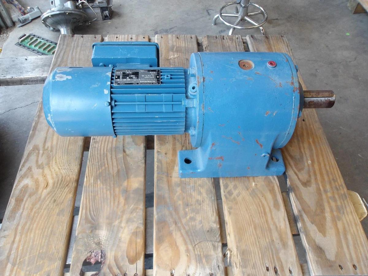 Used SEW EURODRIVE R70DT88K48NNR GEARMOTOR, RATIO 104.60:1, 3/4 HP, #7111135G NEW