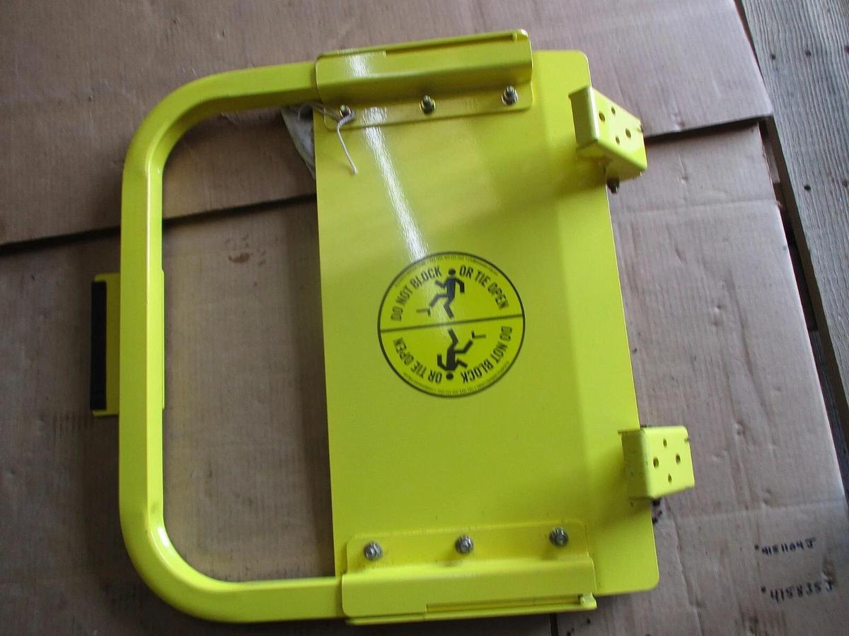 Used BLUE WATER 21" SELF-CLOSING SAFETY GATE / GUARDDOG, #426212J NEW