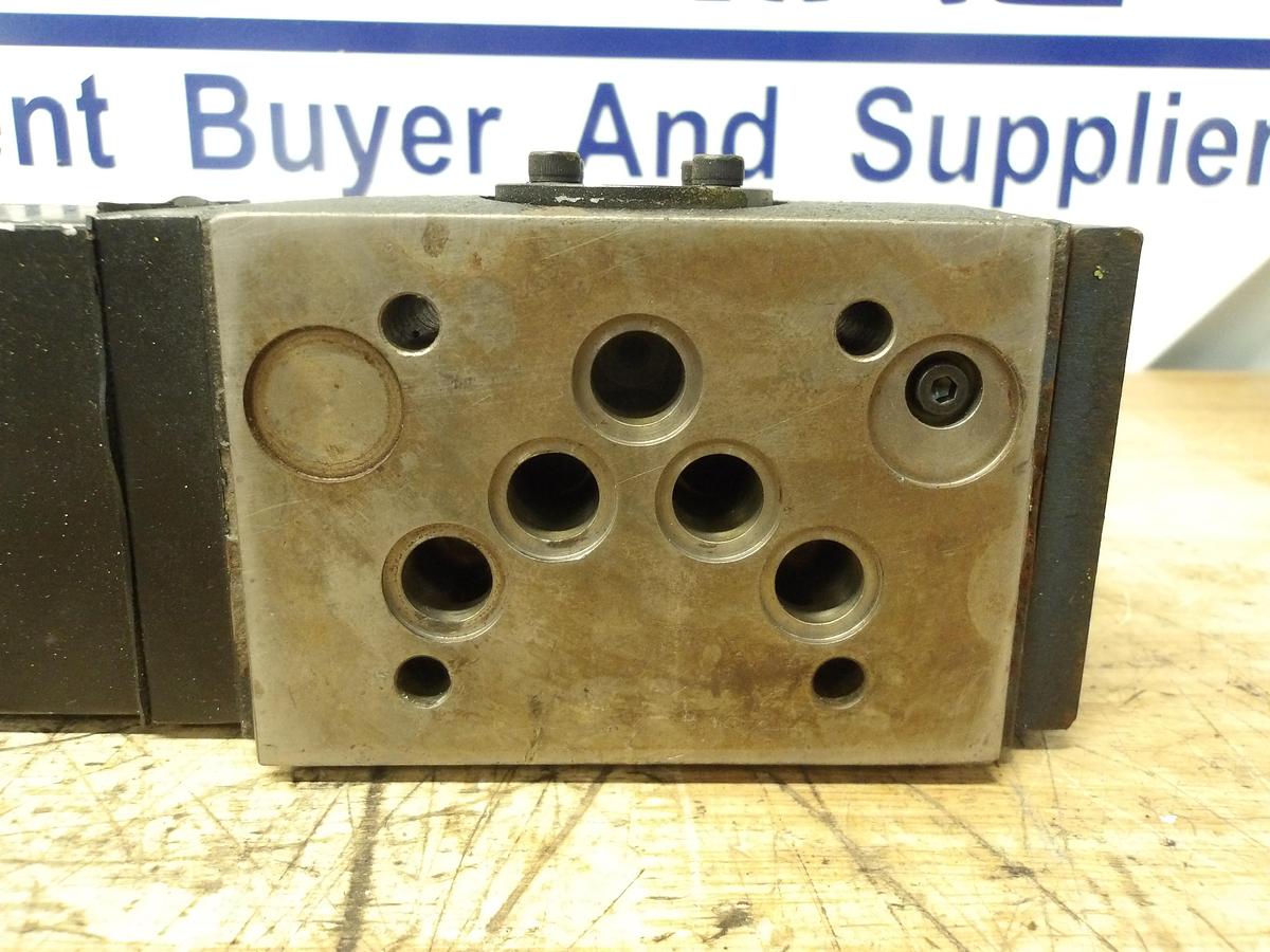 Used MOOG 641-210B SERVO VALVE, #911016G USED