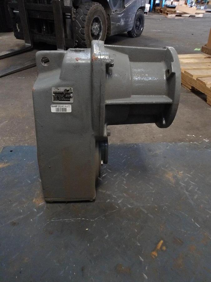 Used SEW-EURODRIVE SK4252AZH66 GEAR BOX, RATIO 5.43:1, #77218G NEW