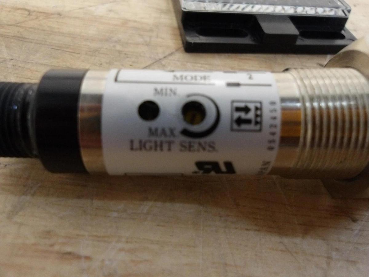 SICK VL180-P430 PHOTOELECTRIC SENSOR, #3251151G NIB