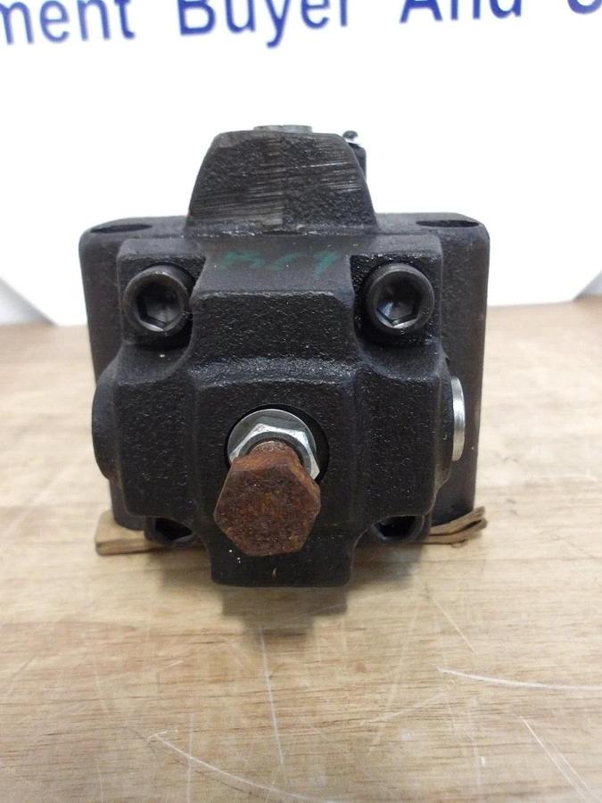 Used VICKERS RCG 06 A3 30/881770 C13S HYDRAULIC PRESSURE VALVE, #33118G NEW