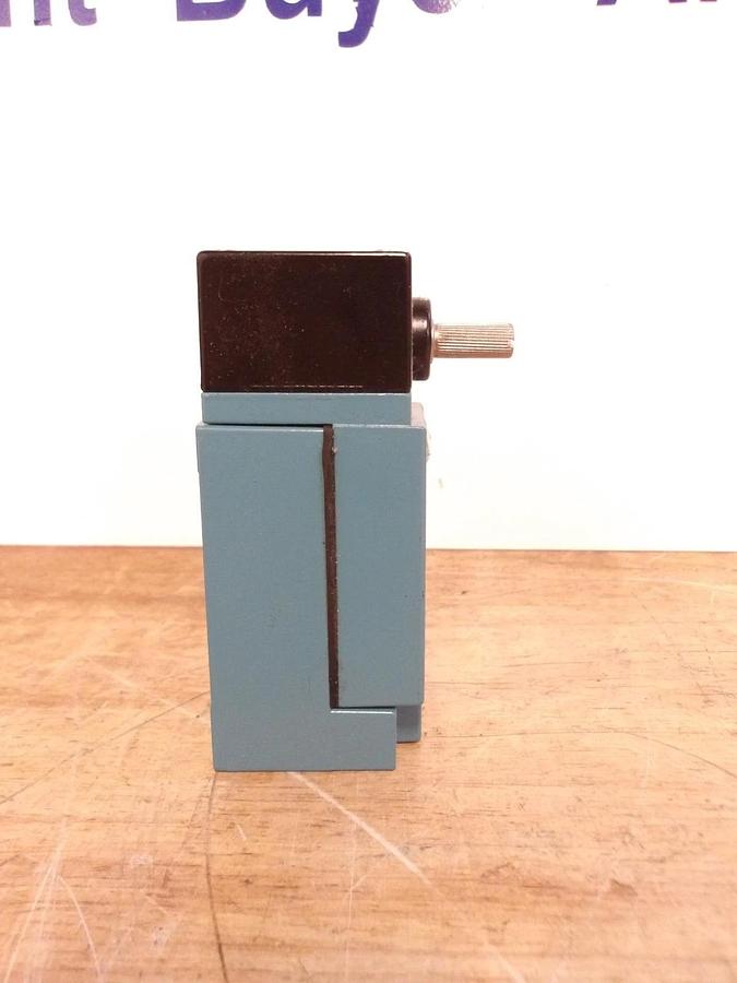 Used HONEYWELL LSA5A HEAVY DUTY LIMIT SWITCH 120 V, 10 A, #521925G NEW