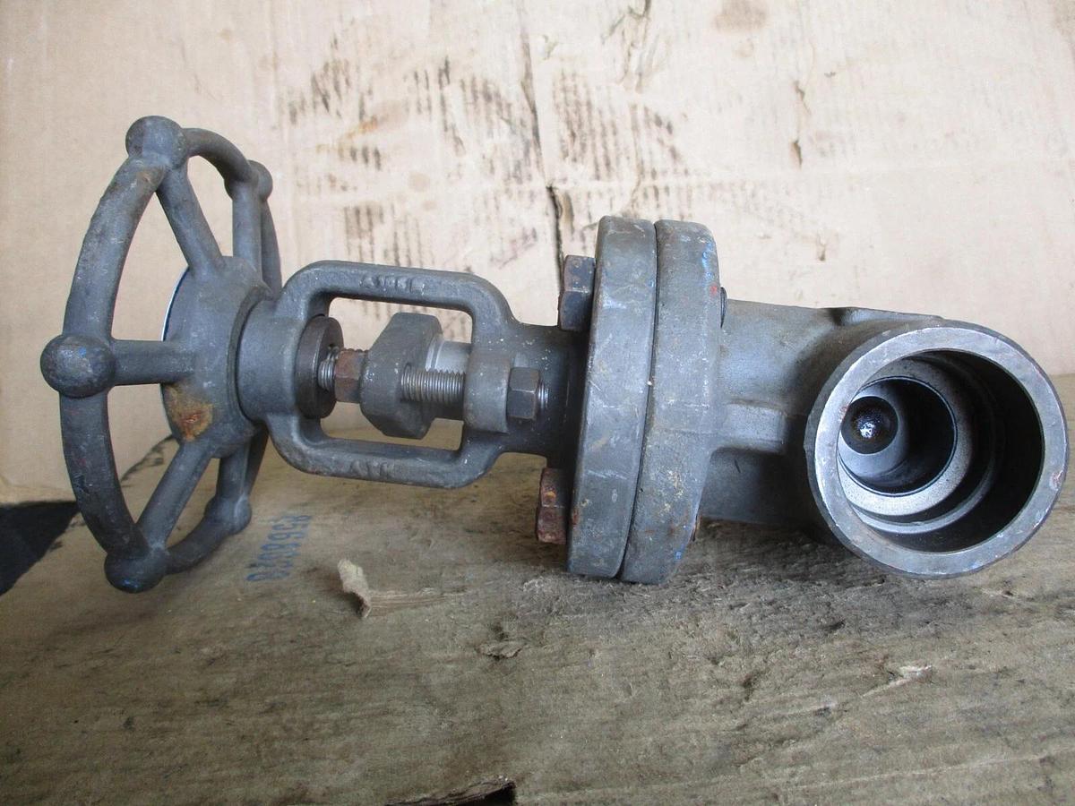 Used BONNEY FORGE 1-1/2" IRON GATE VALVE (SOCKET WELD) #781252J NEW