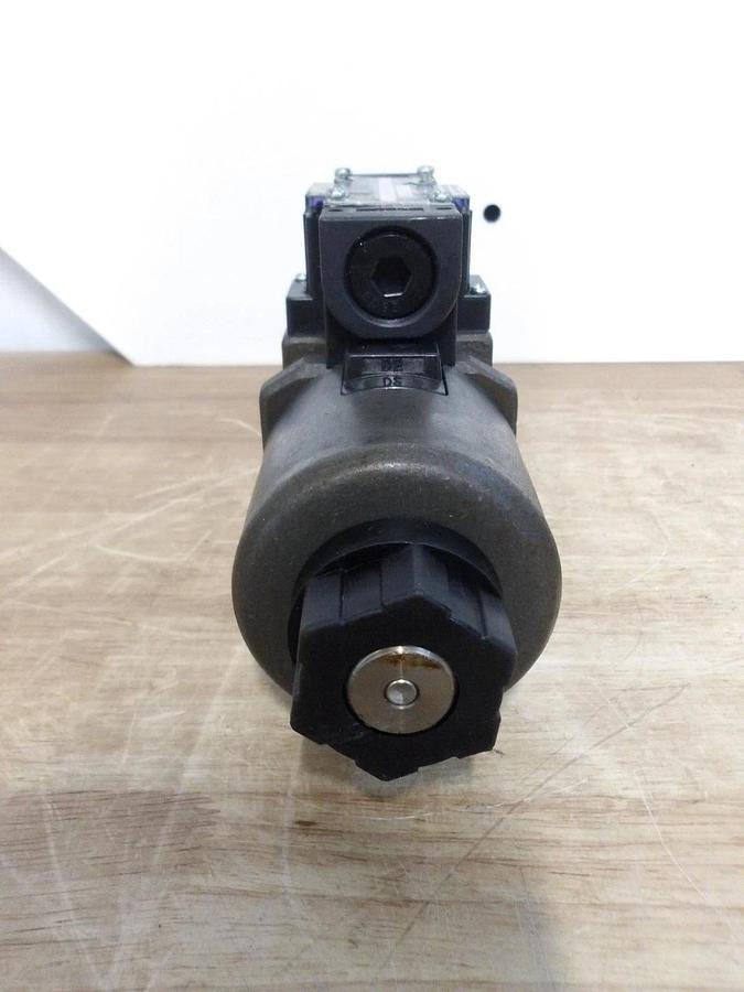 Used NACHI SS-003-C6-R-D2-21 HYDRAULIC DIRECTIONAL CONTROL VALVE, #33945G NEW
