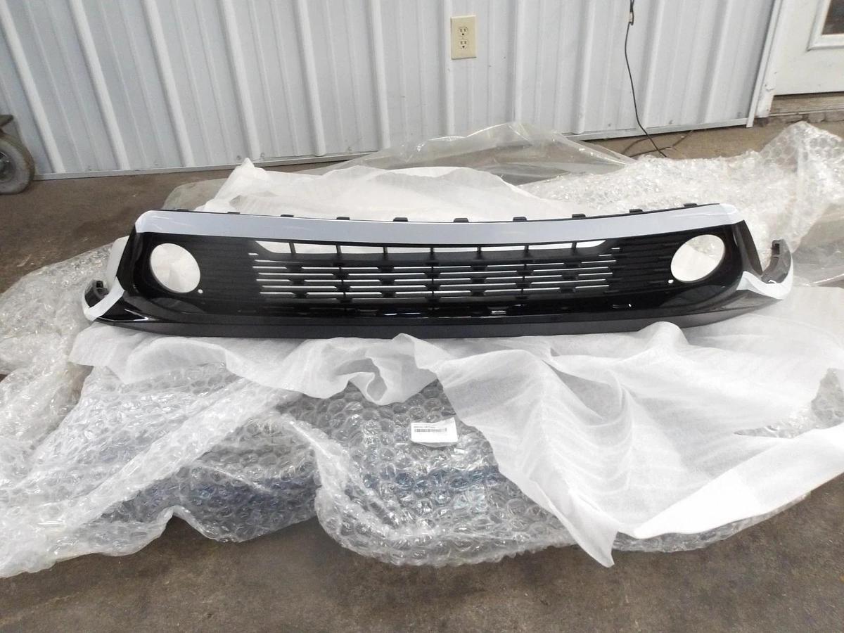 Used KIA 86530 M7020 GRILLE FRONT BUMPER COVER (BLACK), #926205G NEW (AS IS)