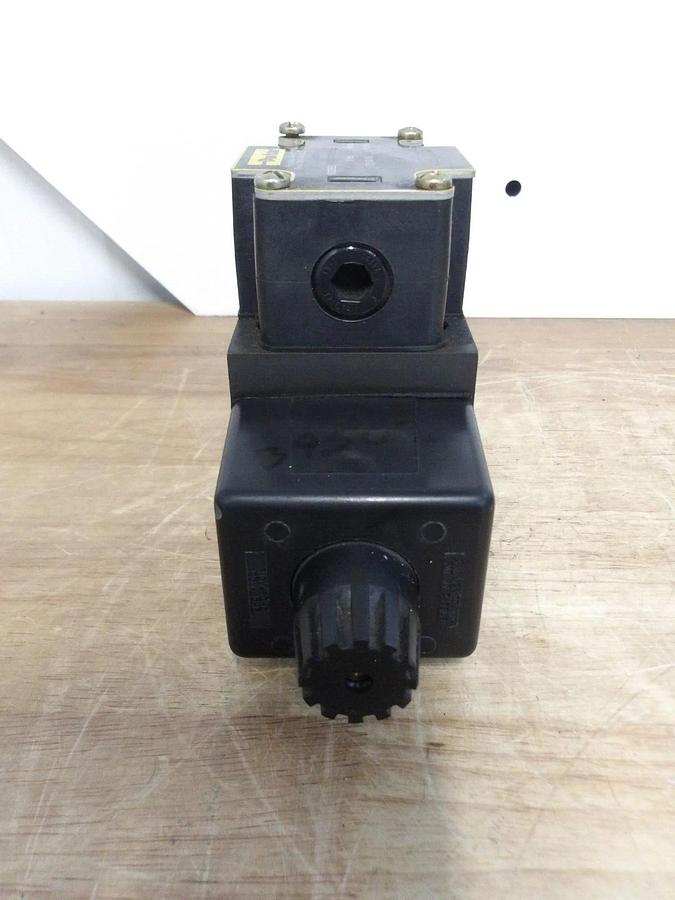Used PARKER D3W1CNYC456 HYDRAULIC DIRECTIONAL VALVE #33247G NEW