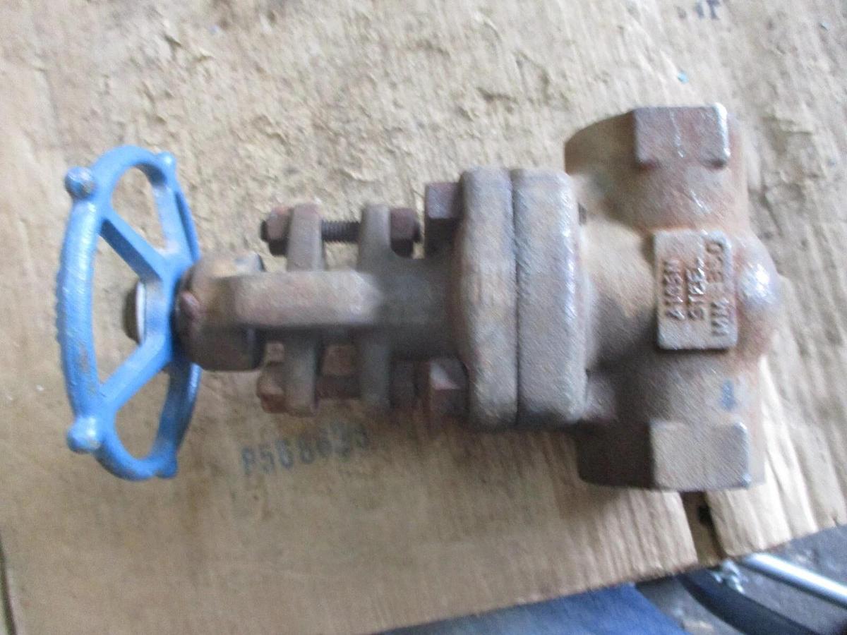 Used VELAN 1-1/4" STEEL GATE VALVE (THREADED) #78316J NEW