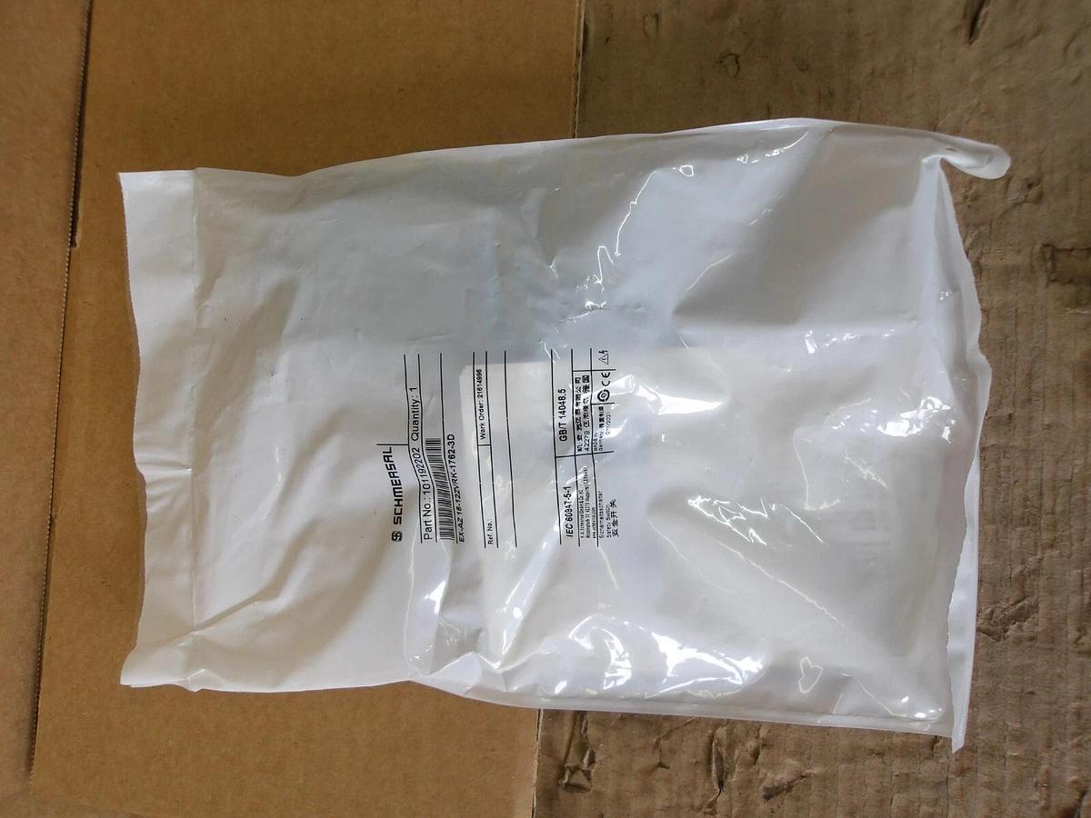 Used SCHMERSAL EX-AZ16-12ZVRK-1762-3D SAFETY SWITCH, #9131035G NEW