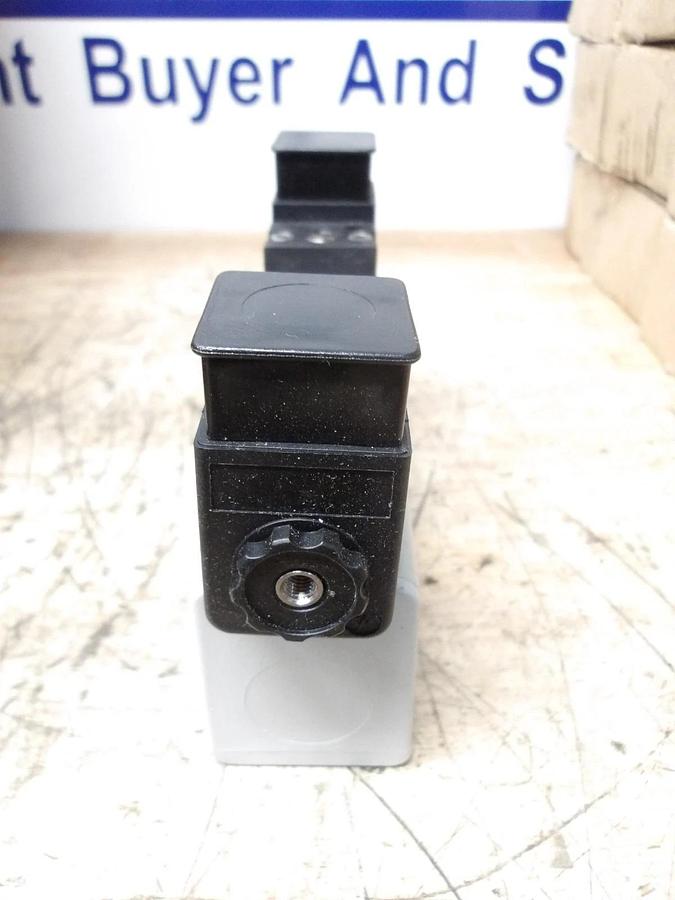 AVENTICS R432006365 PNEUMATIC SOLENOID DIRECTIONAL VALVE, #56952G NIB